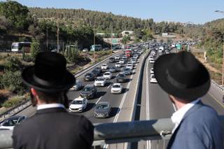 Convoyes de ultraortodoxos contra el reclutamiento militar bloquean carreteras en Israel