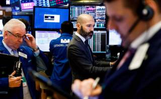 Wall Street abre en rojo ante el alza del petróleo y las tensiones entre EE.UU e Irán