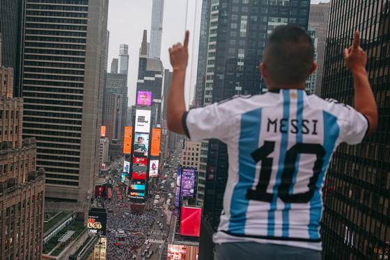 "¡El que no salte es español!": los argentinos invaden Times Square y sueñan con la cuarta