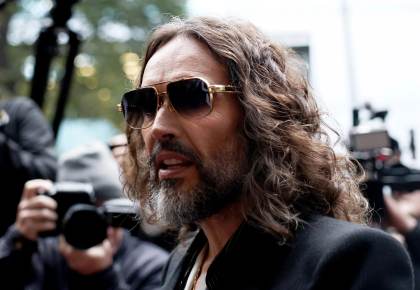La fiscalía tacha a Russell Brand de "depredador sexual despiadado" al arrancar el juicio