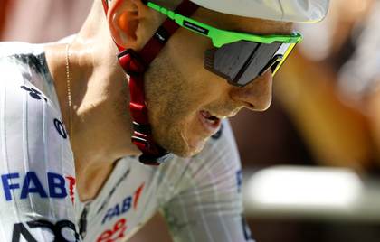 Adam Yates no falla en la cima de Cabeza de Meda: victoria y liderato