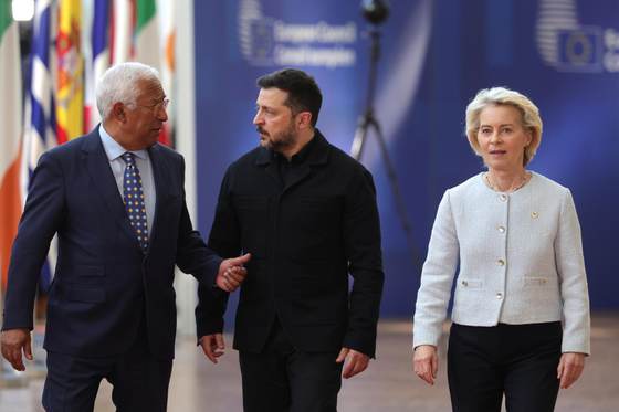 Von der Leyen ve "cambiando la marea" en Ucrania, que recupera terreno en el frente
