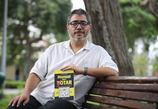 El libro 'Manual para votar' expone "colapso democrático" en complejas elecciones de Perú