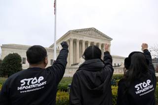 El Supremo de EE.UU. evalúa el poder de Trump para revocar el amparo migratorio TPS