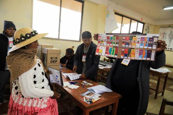 Comienza la jornada de votación para elegir a gobernadores y alcaldes en Bolivia