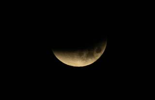 Un eclipse lunar total deja una 'Luna de sangre' desde Japón hasta América