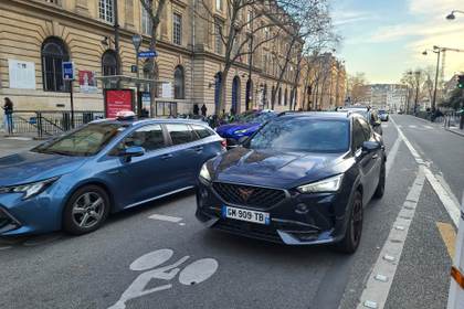 Los coches crecen 1,2 centímetros al año y dejan menos sitio para aparcar en las ciudades