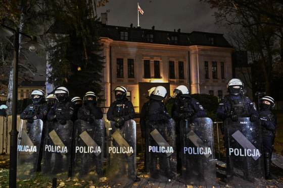 Fuertes desórdenes en torno al Tribunal Constitucional polaco llevan al presidente a suspender su viaje