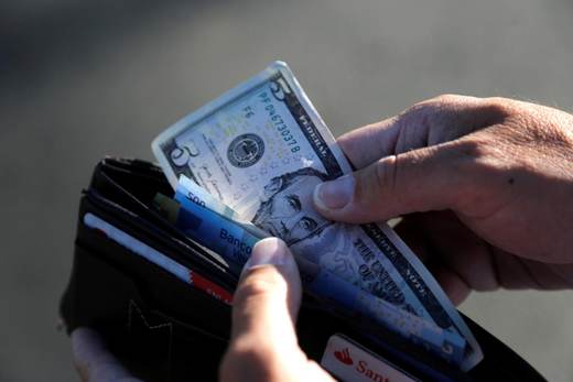El peso mexicano se deprecia 2,61 % en abril, pero registra avance en lo que va del año