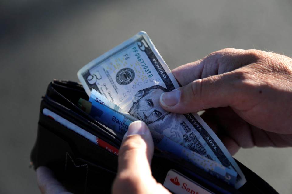 El peso mexicano se deprecia 2,61 % en abril, pero registra avance en lo que va del año