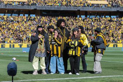 El fallecido músico Ruben Rada es homenajeado en Montevideo durante el Clásico entre Peñarol y Nacional
