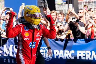 Italia elogia a Hamilton con Ferrari: "Delirio rojo"