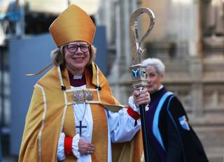 La primera mujer primada de la historia de la Iglesia anglicana, entronizada en Canterbury