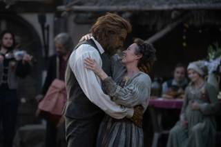 Olivia Colman y Alexander Skarsgård son un matrimonio atípico en la fábula cómica 'Wicker'