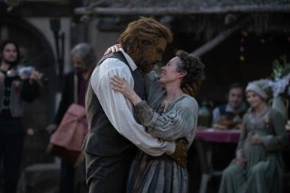 Olivia Colman y Alexander Skarsgård son un matrimonio atípico en la fábula cómica 'Wicker'