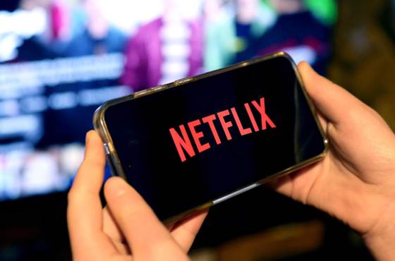 Netflix cae un 10 % en bolsa tras el anuncio de la salida de su presidente y cofundador