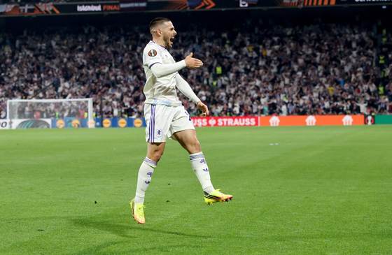 El gol en la final del argentino 'Emi' Buendía, elegido el mejor de la Liga Europa