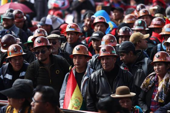 La mayor central obrera de Bolivia dice que Paz deberá "irse" si no atiende sus demandas