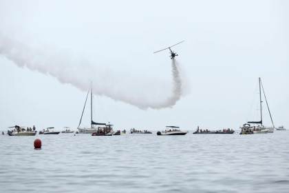 Miles de personas llenan las playas de Torre del Mar con la exhibición del festival aéreo