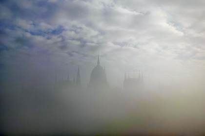 El "genio" Orbán intenta retener el poder frente al auge de la "estrella de rock" Magyar