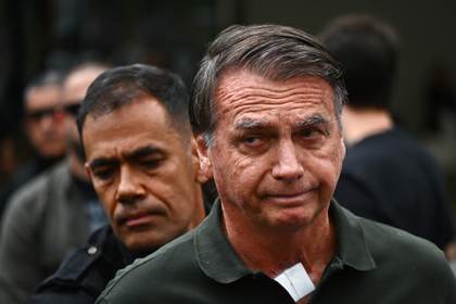 Bolsonaro sigue estable pero con problemas en la función renal y sin previsión de alta