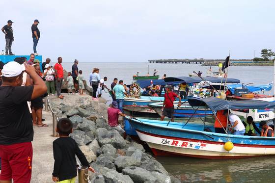 Pescadores panameños agradecen protección de la Virgen del Carmen con paseo por la bahía