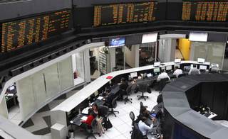 Bolsa de México retrocede 2,69 % en la semana y se ubica en 67.976,5 unidades