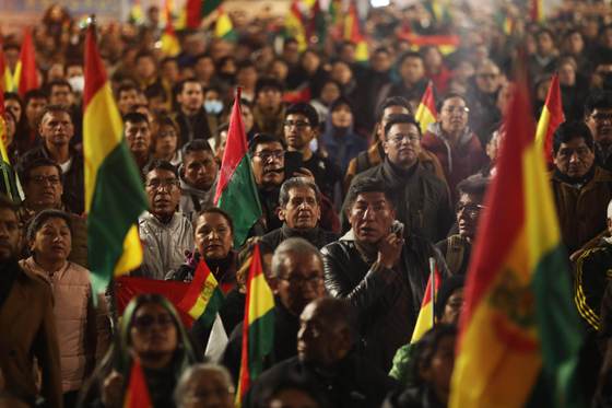 Detienen a líder campesino de Bolivia que encabeza los bloqueos contra el presidente Paz
