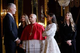 La reina recupera un diseño que realza el 'privilegio del blanco' en la recepción al papa