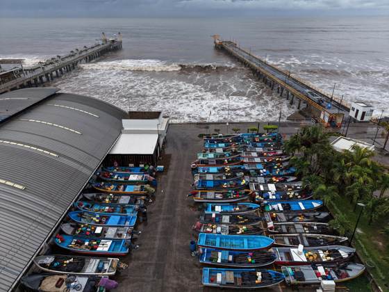 Al menos 95 evacuados tras impactar la tormenta Cristina en la zona costera de El Salvador