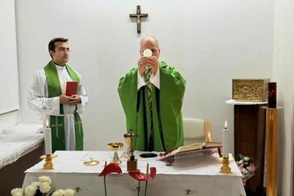 León XIV recibe el alta hospitalaria y regresará al Vaticano esta tarde