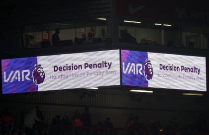 El fútbol inglés valora la introducción de un VAR al estilo de la NFL