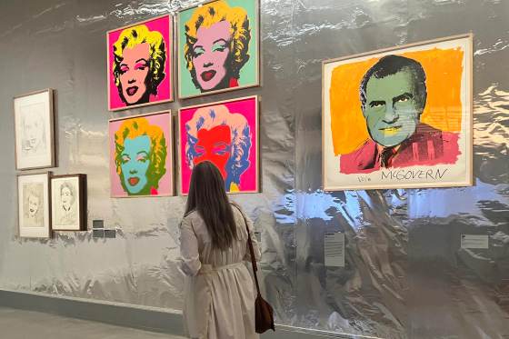 París rescata al Andy Warhol dibujante que precedió a su fascinación por las máquinas