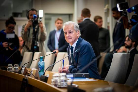 Støre niega cultura dañina en política exterior noruega por contactos aislados con Epstein