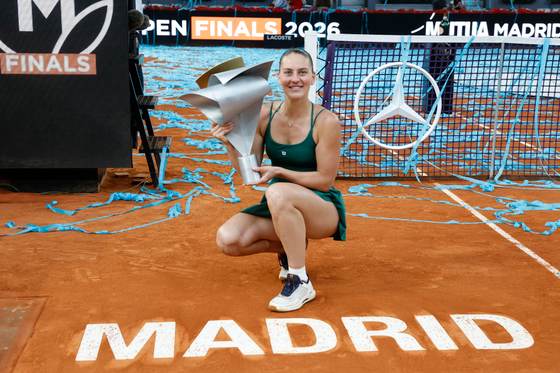 Kostyuk se corona en Madrid y no saluda a Andreeva