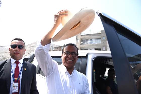 Candidato presidencial peruano Roberto Sánchez lleva desayuno a cárcel para Pedro Castillo