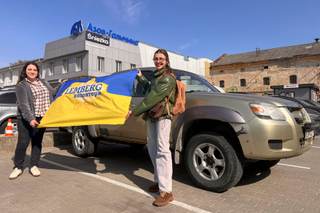 Mujeres ucranianas recorren miles de kilómetros por Europa para llevar 'pick-ups'al frente