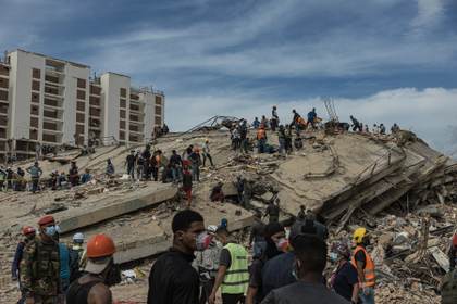 La búsqueda de vida prosigue pese al olor a muerte entre los escombros de La Guaira