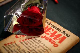 La tradición de Sant Jordi se expande en las librerías de Uruguay con textos y rosas