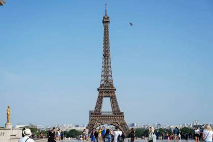 Dimite el patrón de la Torre Eiffel tras el escándalo de la exclusión de mujeres