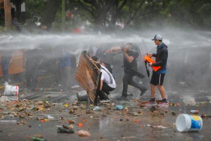 Gobernador mexicano reconoce "errores" de policías en protesta por el agua en Guadalajara