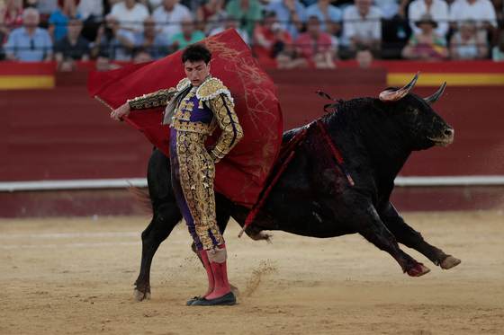 Los dos matadores locales "tocan pelo" en el arranque de la feria de Julio de Valencia
