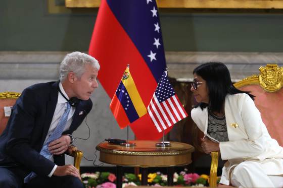 Estados Unidos celebra como "día histórico" la firma de acuerdos petroleros en Venezuela