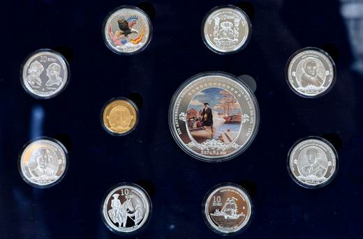 Una colección de monedas conmemora el apoyo hispano a la independencia de EE. UU.
