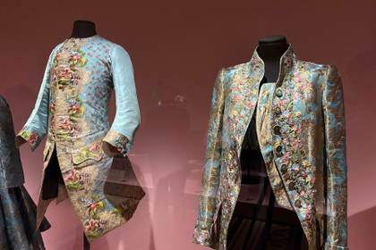 París desempolva el estilo de vestir femenino del siglo XVIII