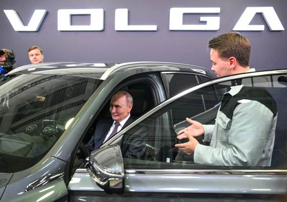 Putin se pone al volante del nuevo Volga diseñado a imagen y semejanza del Geely chino