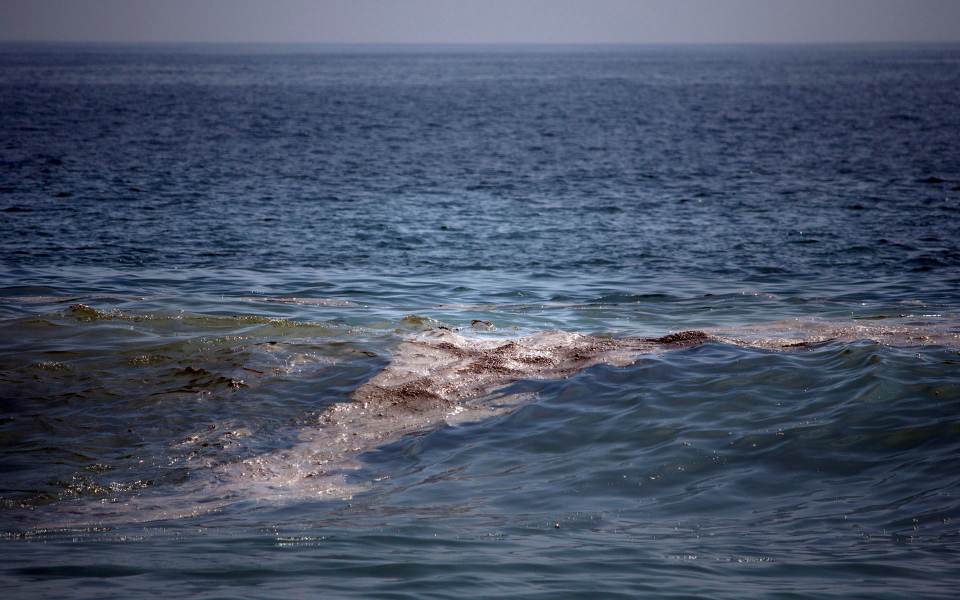 Comunidades denuncian contaminación por petróleo en playas del este de México