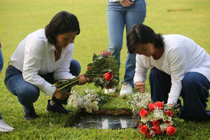 Keiko Fujimori visita antes de votar tumba de su padre, el expresidente Alberto Fujimori