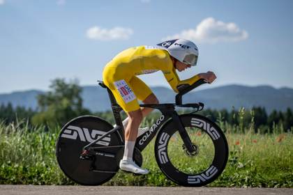 Pogacar frustra a Van der Poel y refuerza el maillot amarillo