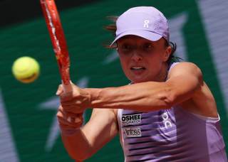 Swiatek mantiene el ritmo y se cita con Kostyuk en octavos de final de Roland Garros